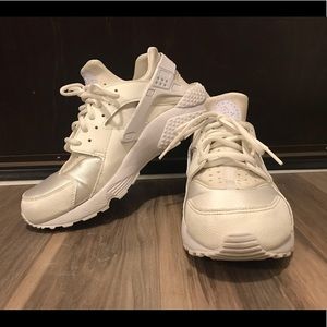 White Nike Huaraches